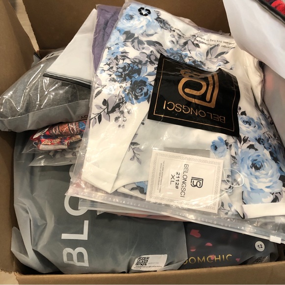 Emmy and Ken $8 Plus Size Pallet Unboxing - Picture 3 of 5